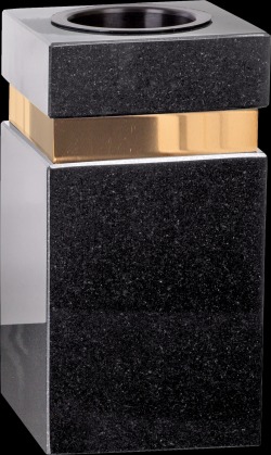 Kwadratowy, nowoczesny wazon z czarnego, polerowanego kamienia z metalowym pierścieniem, wykonany w Warszawie.