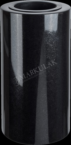 Czarny, polerowany wazon z kamienia, cylindryczny kształt z otworem na kwiaty, widoczne logo firmy kamieniarskiej.