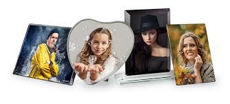 Różne kształty i rozmiary fotobloków z portretami, w tym kwadratowy z mężczyzną w żółtym płaszczu, serce z dziewczynką i prostokątne z kobietami.