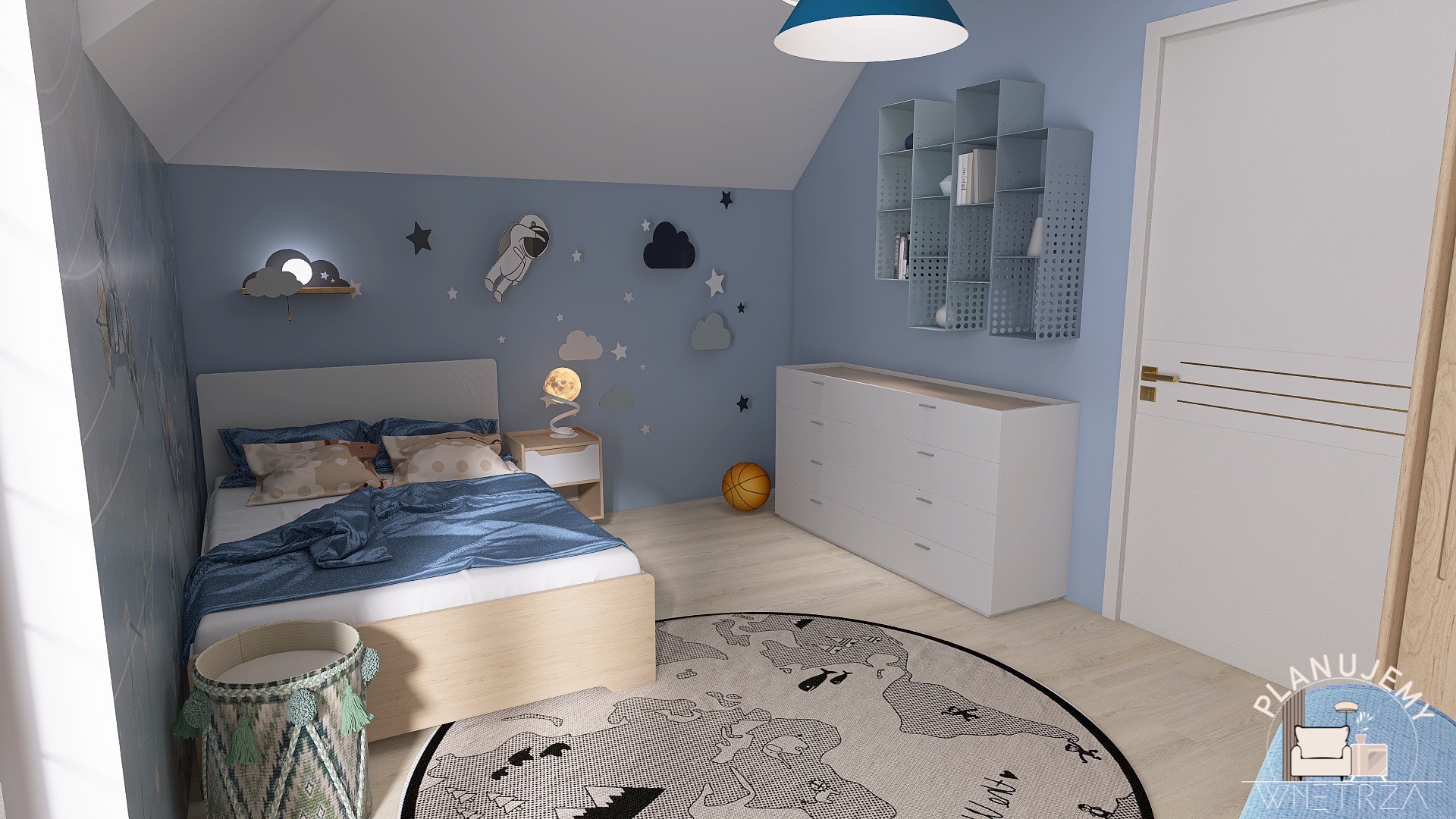Pokój dziecięcy w odcieniach błękitu z motywem kosmosu, łóżko z niebieską pościelą, komoda, regał modułowy i okrągły dywan z mapą świata.