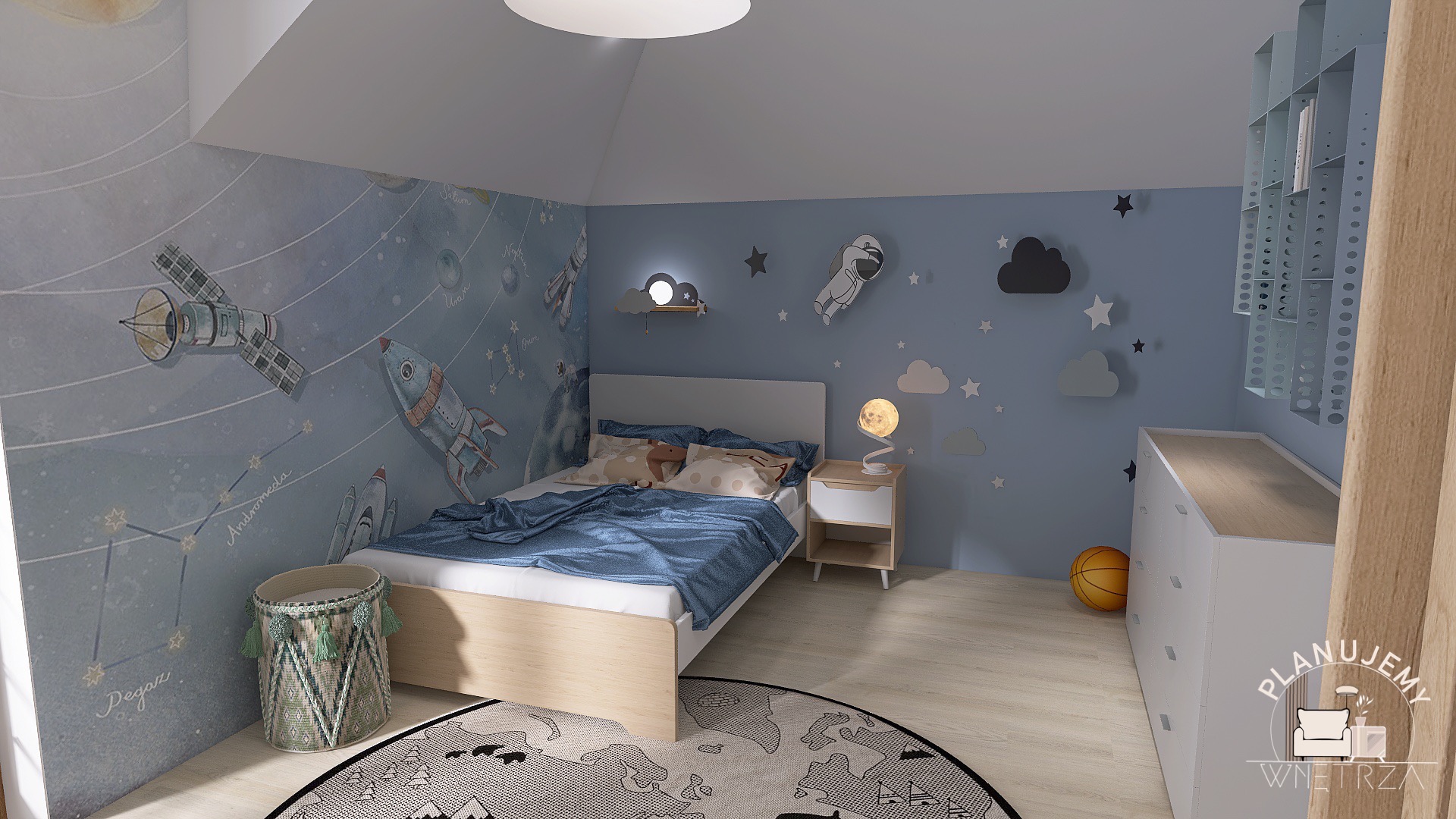 Pokój dziecięcy w tematyce kosmicznej: łóżko z niebieską pościelą, ściany z motywem rakiet i planet, okrągły dywan z mapą świata, lampka nocna w kształcie księżyca i kosz na zabawki z frędzlami.