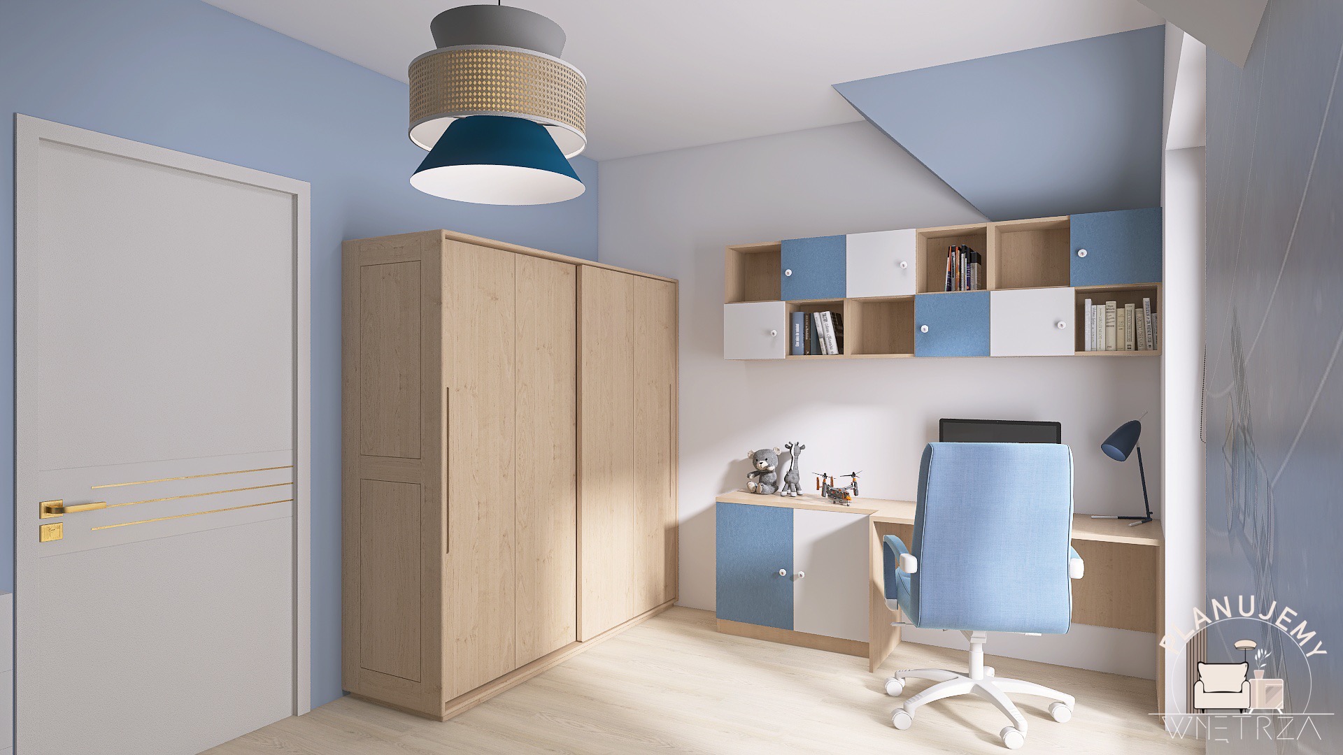 Pokój dziecięcy z drewnianą szafą, biurkiem, niebieskim krzesłem i półkami z akcentami w kolorze niebieskim, oświetlony nowoczesną lampą wiszącą z elementami rattanowymi.