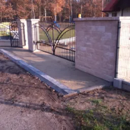 Ogrodzenie Kost-Bet , Baza pod Kostkę