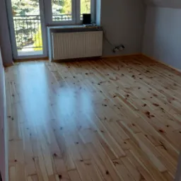 Podłoga sosnowa po renowacji lakierowana
