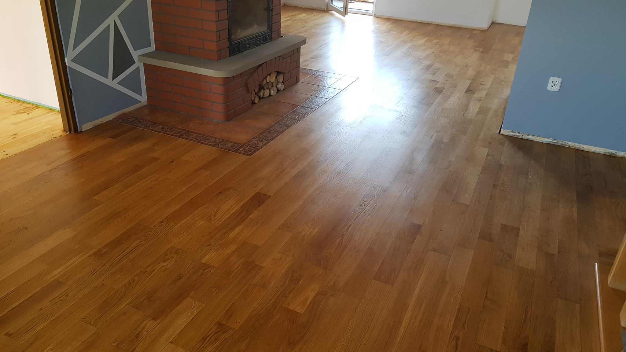 Podłoga ciemny dąb po renowacji olejowana