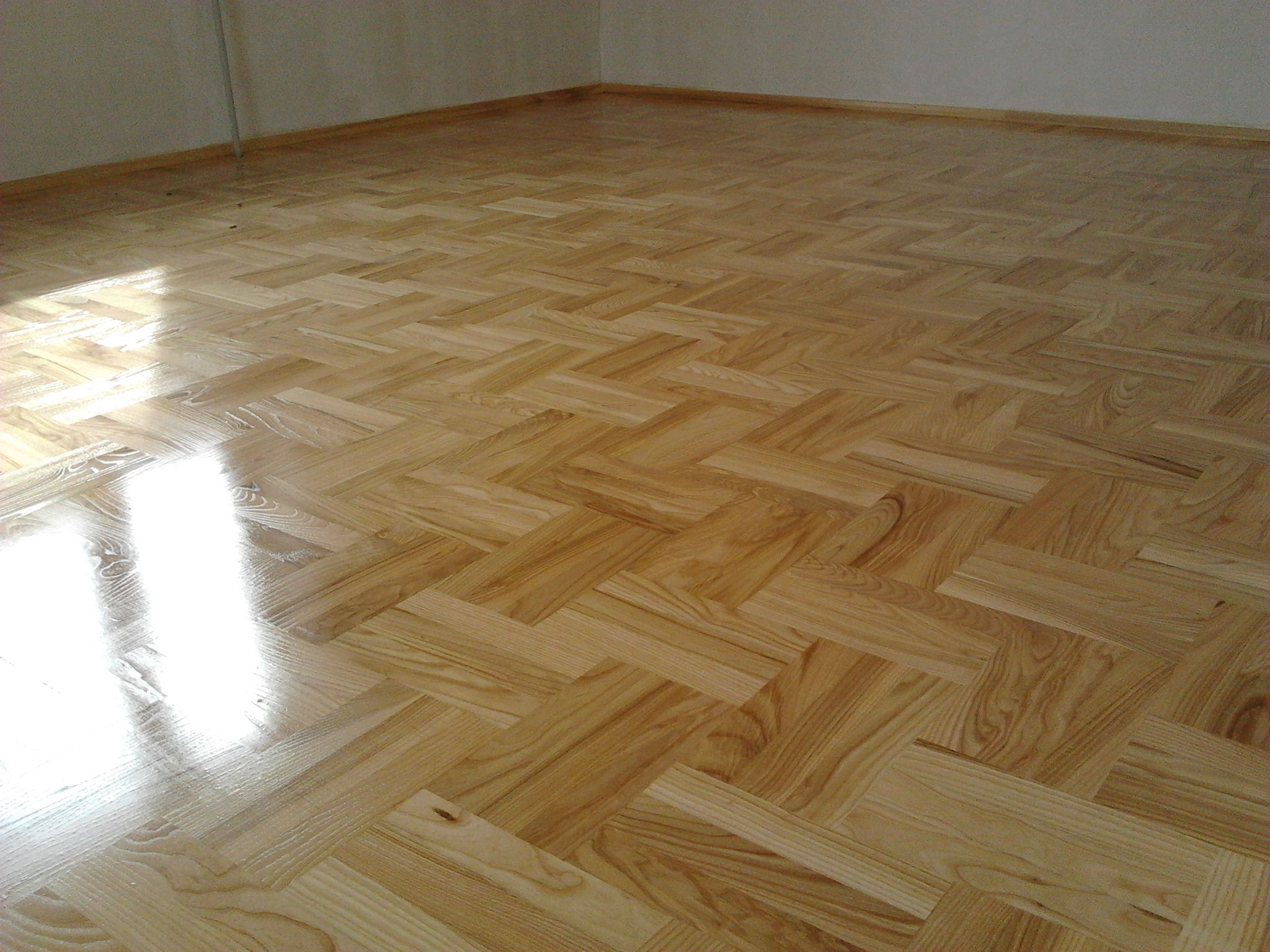 Parkiet jesionowy lakierowany półmat