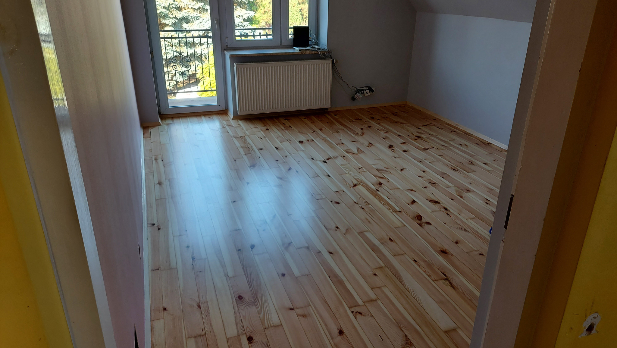 Podłoga sosnowa po renowacji lakierowana