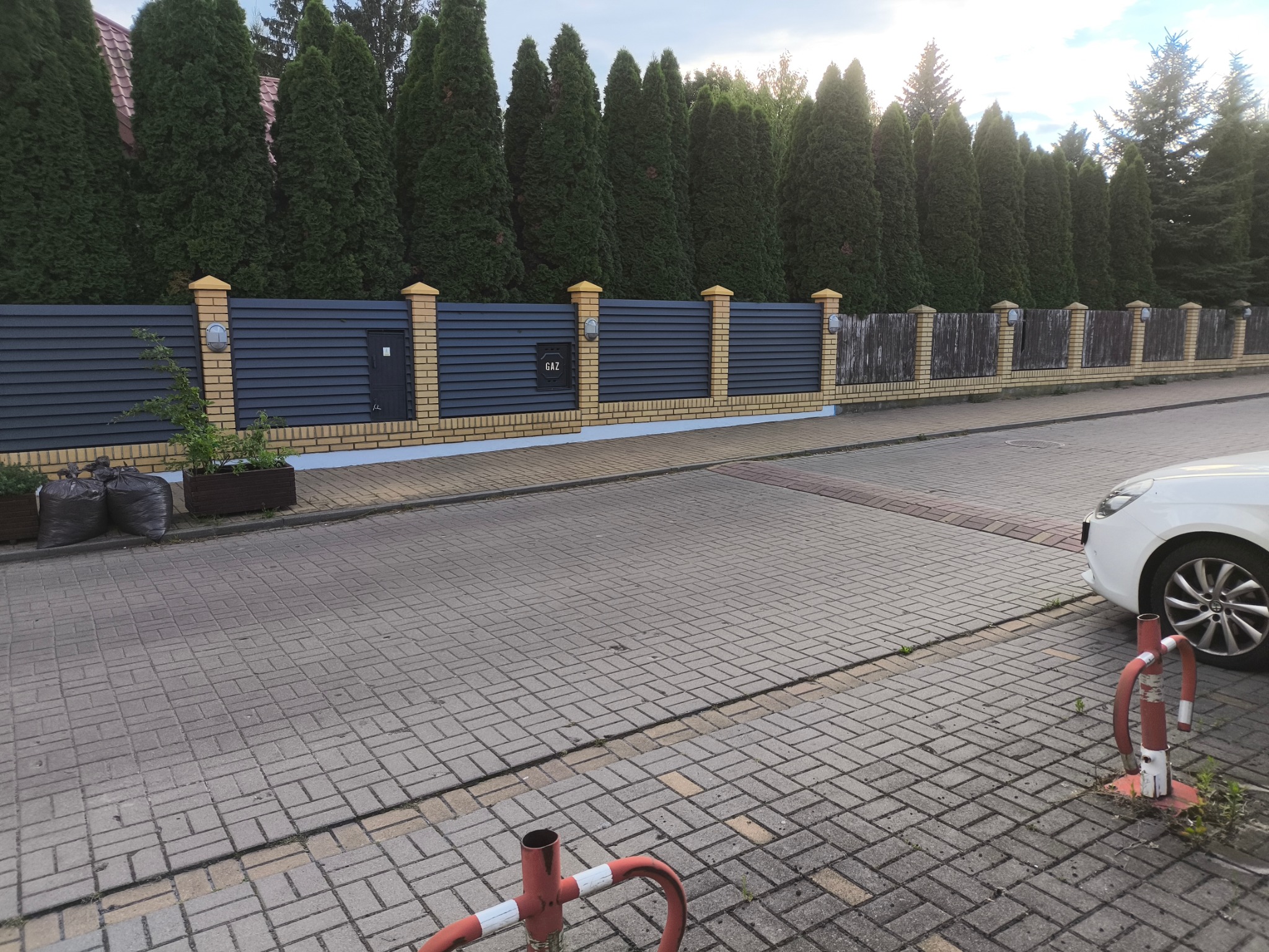 Wymiana przęseł i podwyższenie słupków klinkierowych