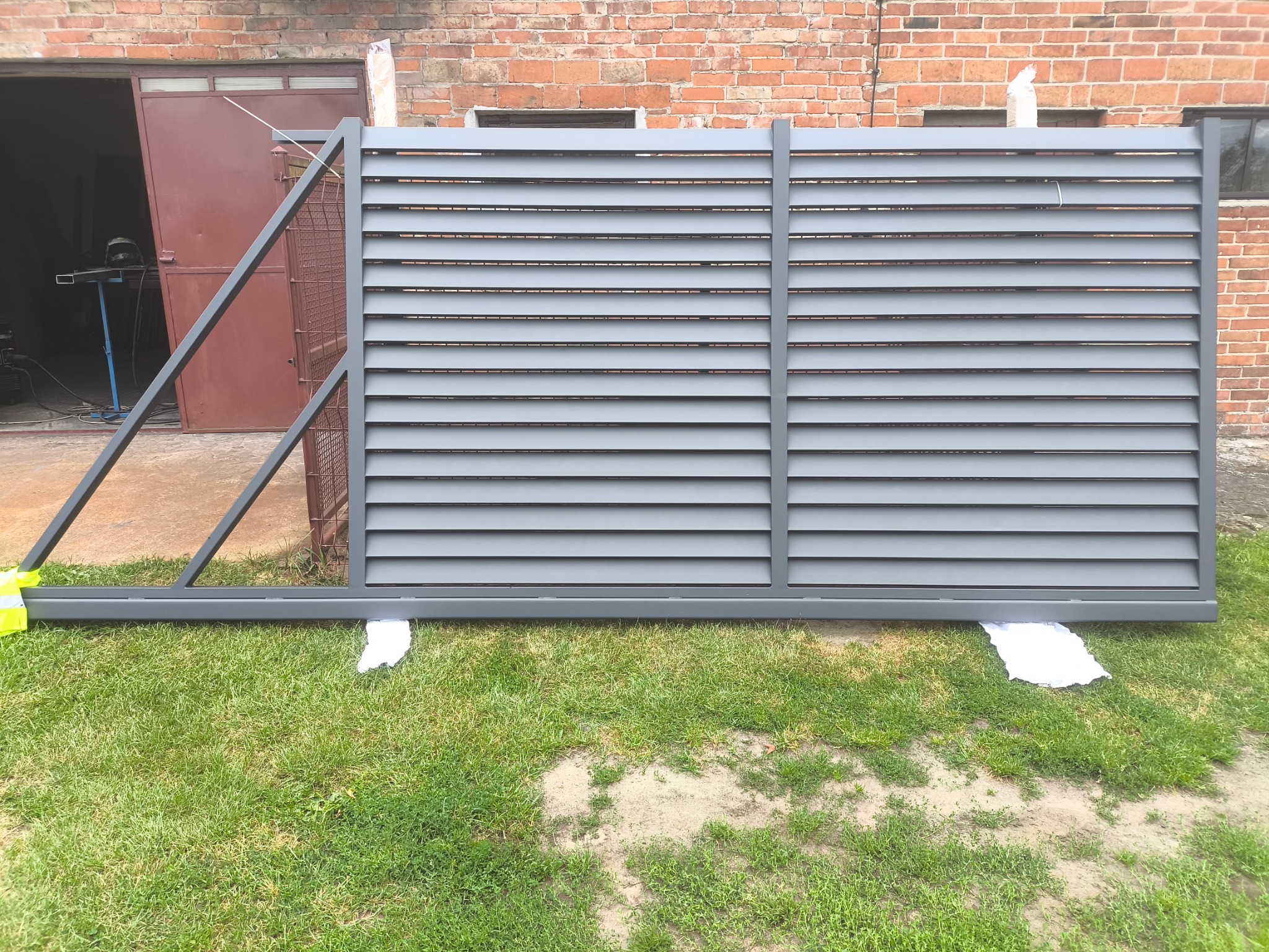 Brama robiona pod konkretny wymiar ,zaluziowa RAL 7016 drobna struktura