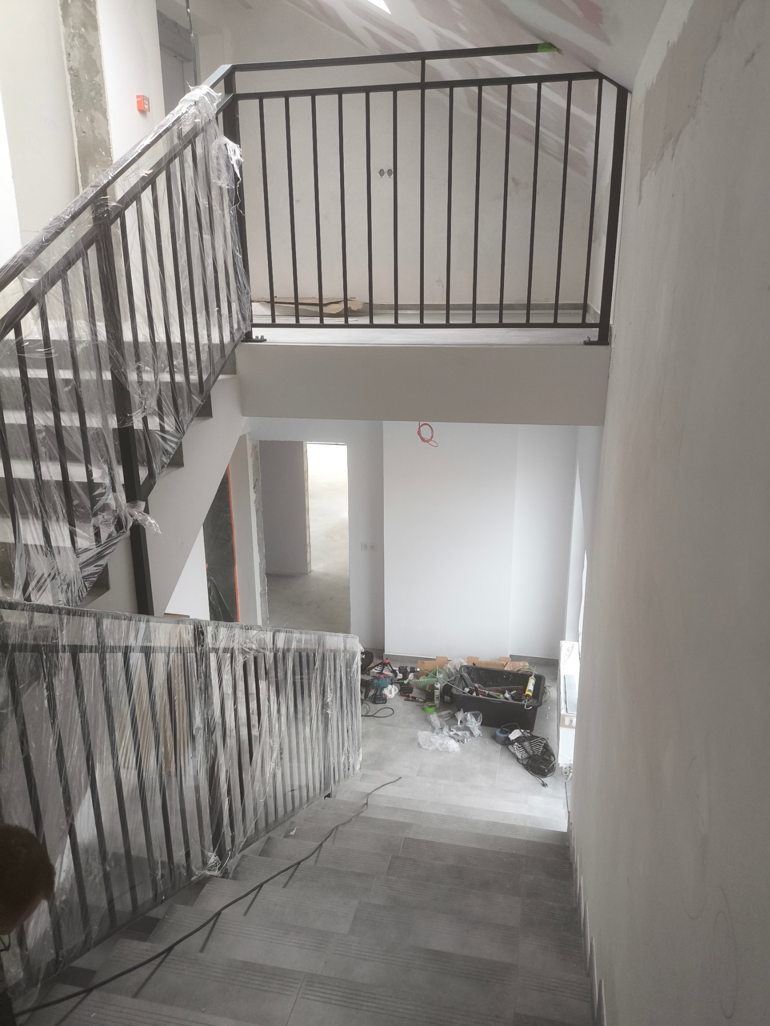 Klatka schodowa balustrady ze stali czarnej śrutowanie+podkład+RAL 7016 drobna struktura. Wykonanie pod wymiar i montaż