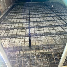 UNITE DK SPÓŁKA Z OGRANICZONĄ ODPOWIEDZIALNOŚCIĄ - Zbrojenie pod wylewkę betonową na podłożu z izolacją, widok z dołu, z rurami wspornikowymi.