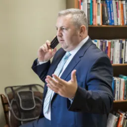 rozwiązujemy zawiłe sprawy z zakresu BHP, ZUS, prawa pracy i ubezpieczeń społecznych.