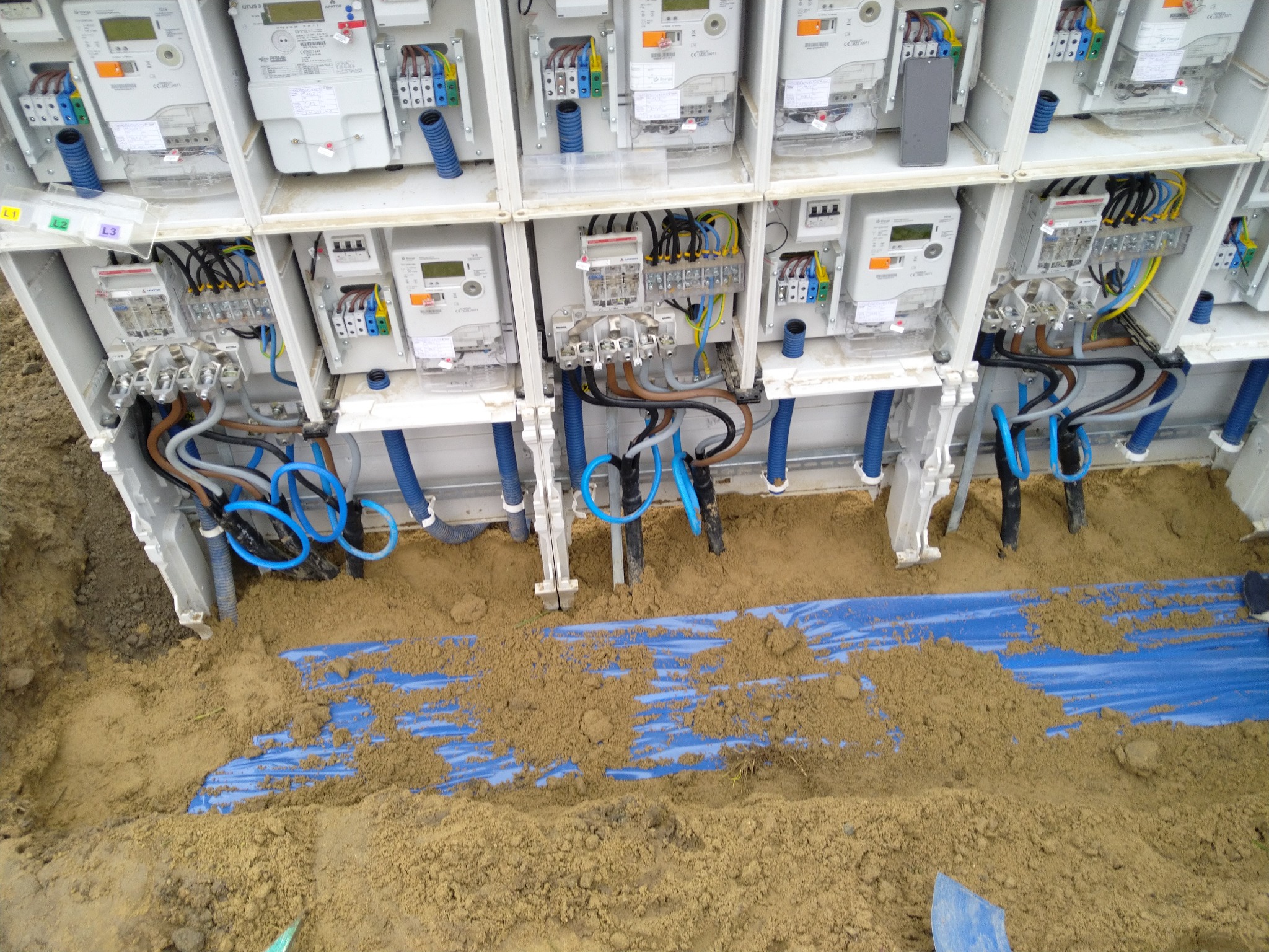 Prace ziemne , kopanie , montaż złącz kablowych oraz rozdzielnic