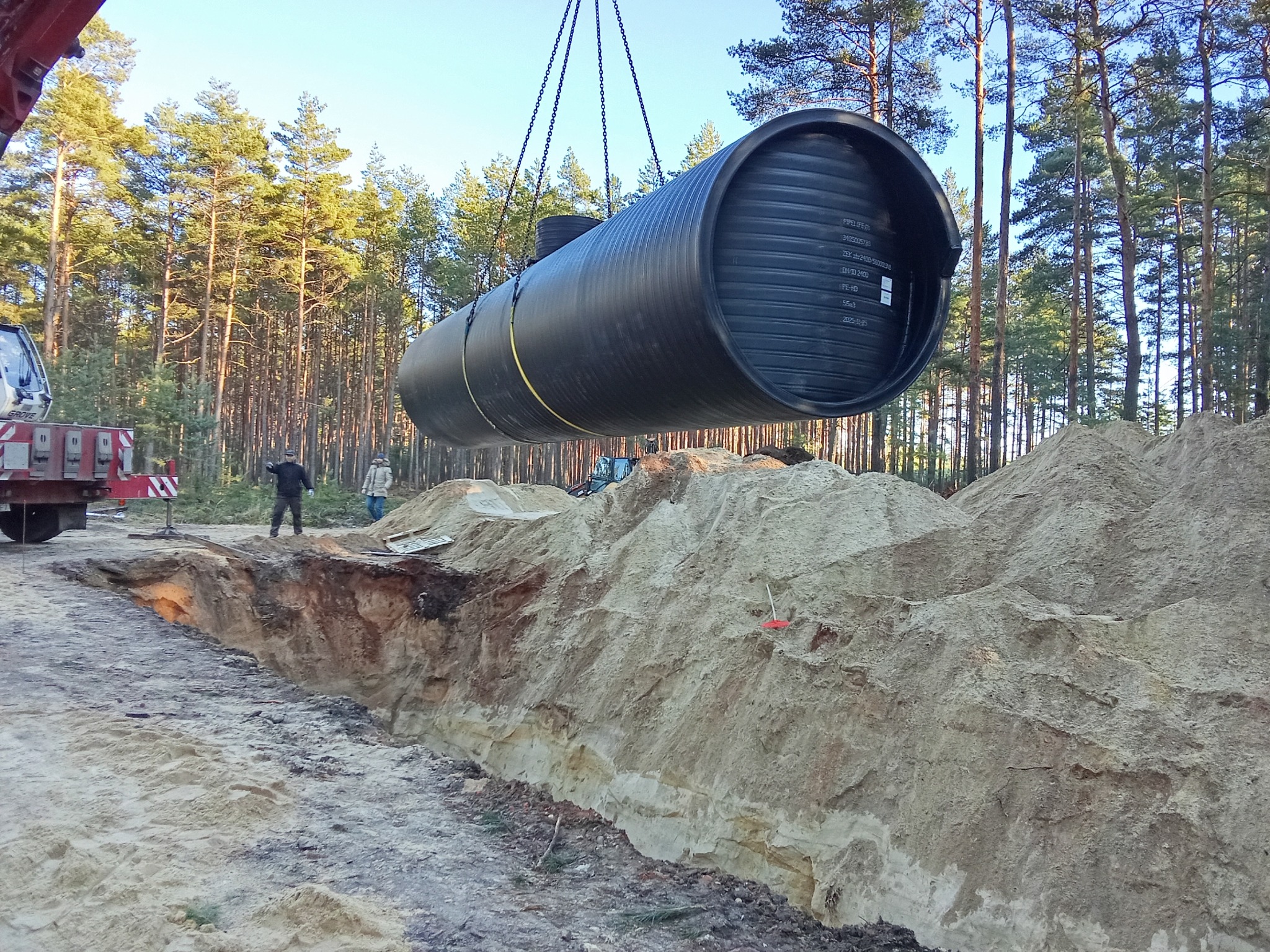 Montaż zbiorników na wodę we wcześniej przygotowanym wykopie