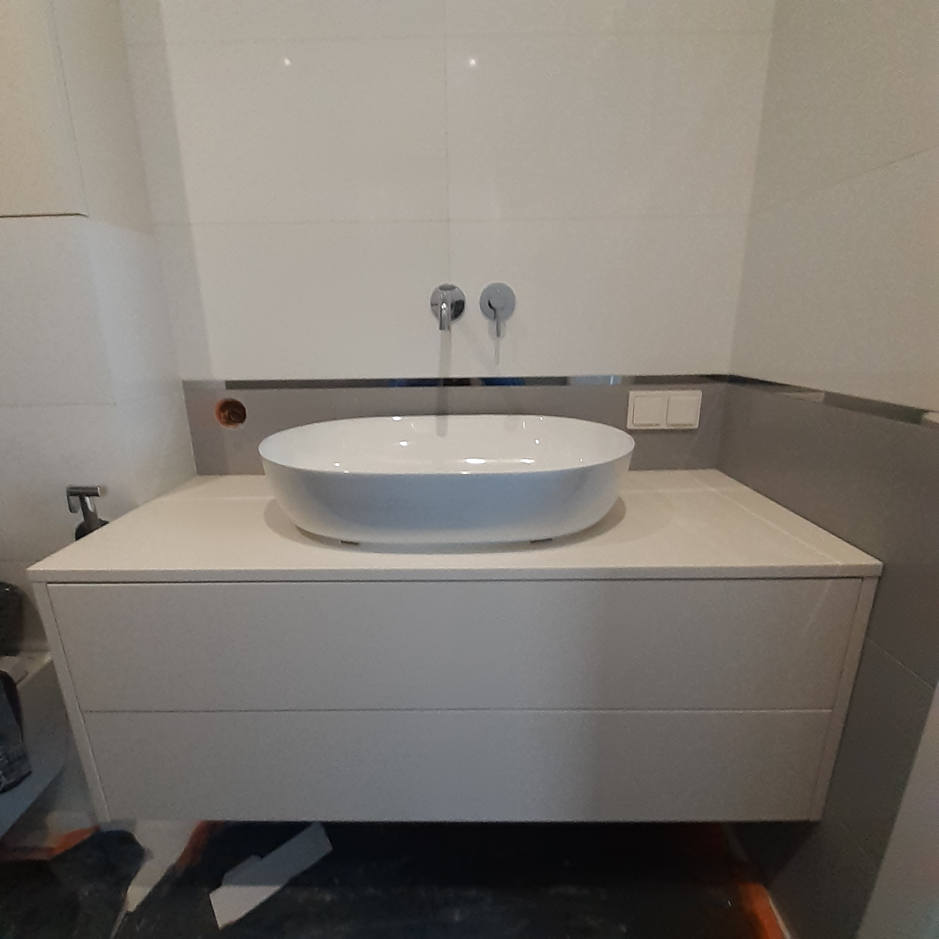 Łazienka - szafka wisząca z szufladami pod umywalkę.