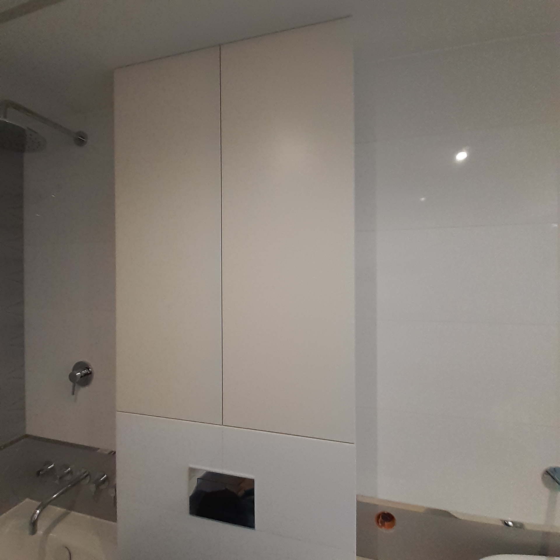 Łazienka - szafka nastawiana na zabudowę spłuczki podtynkowej