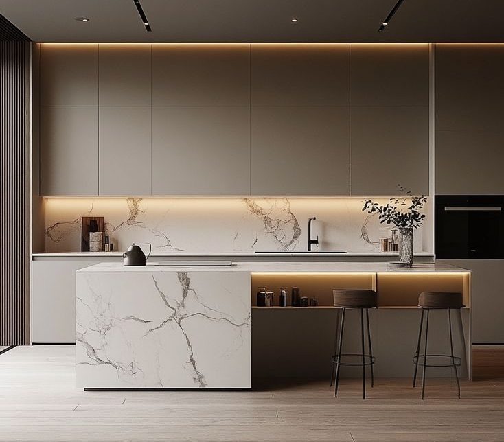 Elegancka kuchnia z wyspą z marmurowym wzorem, podświetleniem LED i minimalistycznymi hokerami. Nowoczesny design z dbałością o detale i funkcjonalność.