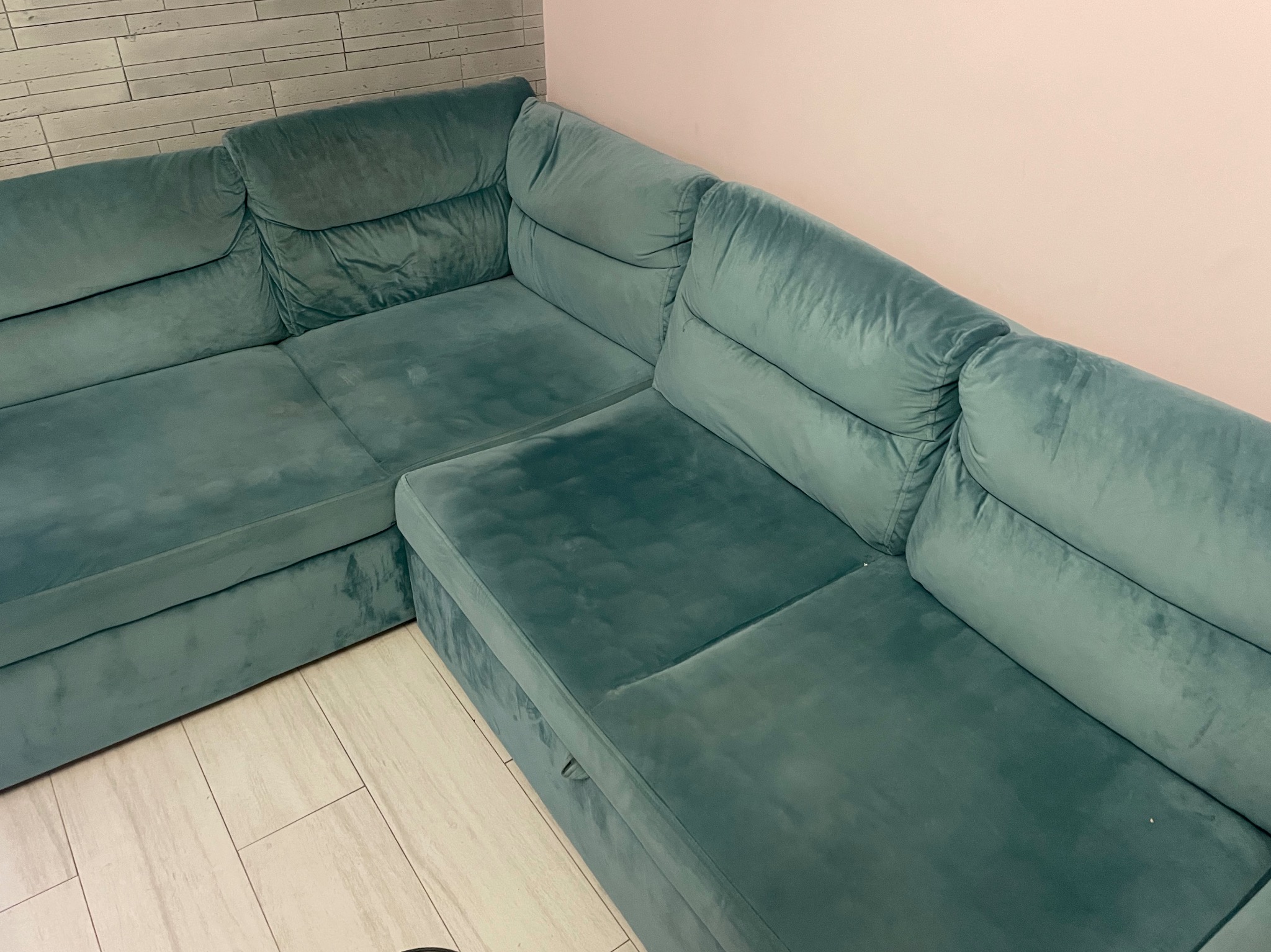 Usługa prania narożnika.