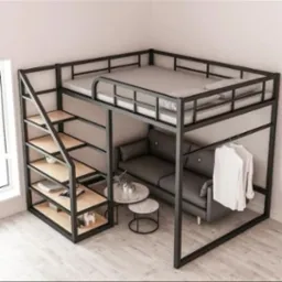 Loftowe łóżko metalowe z sofą, półkami i wieszakiem na ubrania w minimalistycznym wnętrzu.