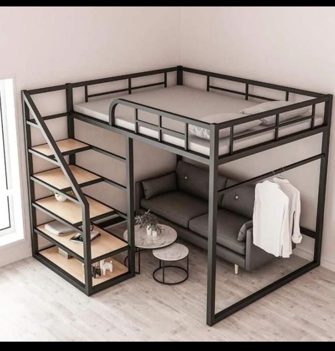 Loftowe łóżko metalowe z sofą, półkami i wieszakiem na ubrania w minimalistycznym wnętrzu.