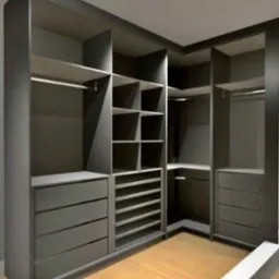 Szara garderoba na wymiar z licznymi półkami i szufladami, zorganizowana w narożnym pomieszczeniu z drewnianą podłogą.