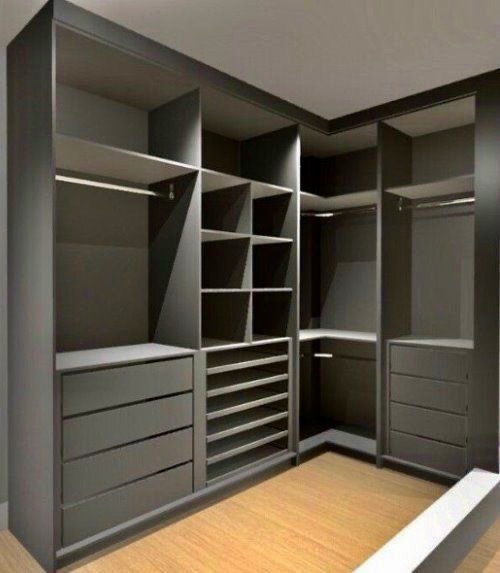 Szara garderoba na wymiar z licznymi półkami i szufladami, zorganizowana w narożnym pomieszczeniu z drewnianą podłogą.