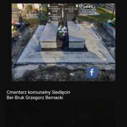 SG BRUKARSTWO - Wykonane z kostki granitowej obramowanie grobu z nagrobkami i kwiatami na cmentarzu komunalnym.