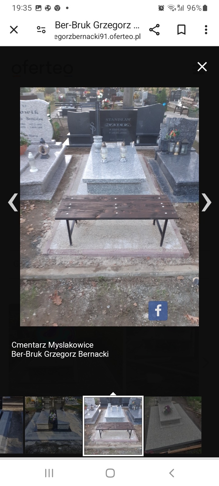 Wykończony nagrobek z jasnego kamienia otoczony kostką i z drewnianą ławką z metalowymi nogami, na cmentarzu.