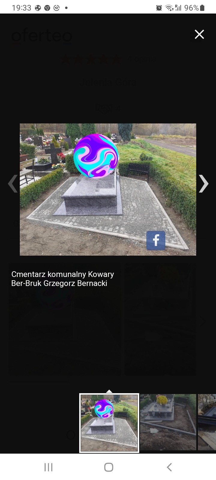 Granitowy nagrobek na cmentarzu z wybrukowanym otoczeniem z kostki, widok z góry, krzewy w tle.