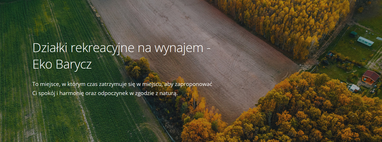 Widok z lotu ptaka na działki rekreacyjne Eko Barycz, prezentujący pola, lasy w jesiennej kolorystyce i zabudowania.