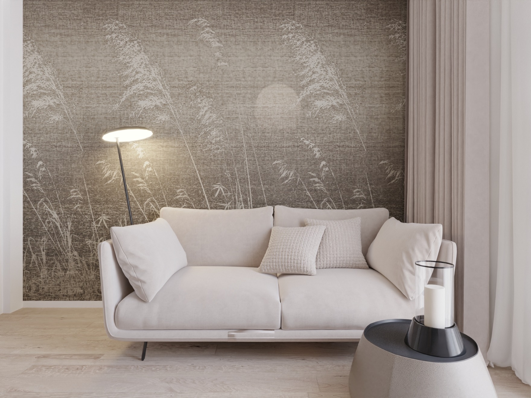 Jasna sofa z poduszkami na tle ściany z motywem trawy, oświetlona lampą podłogową i stolikiem z dekoracyjną świecą.