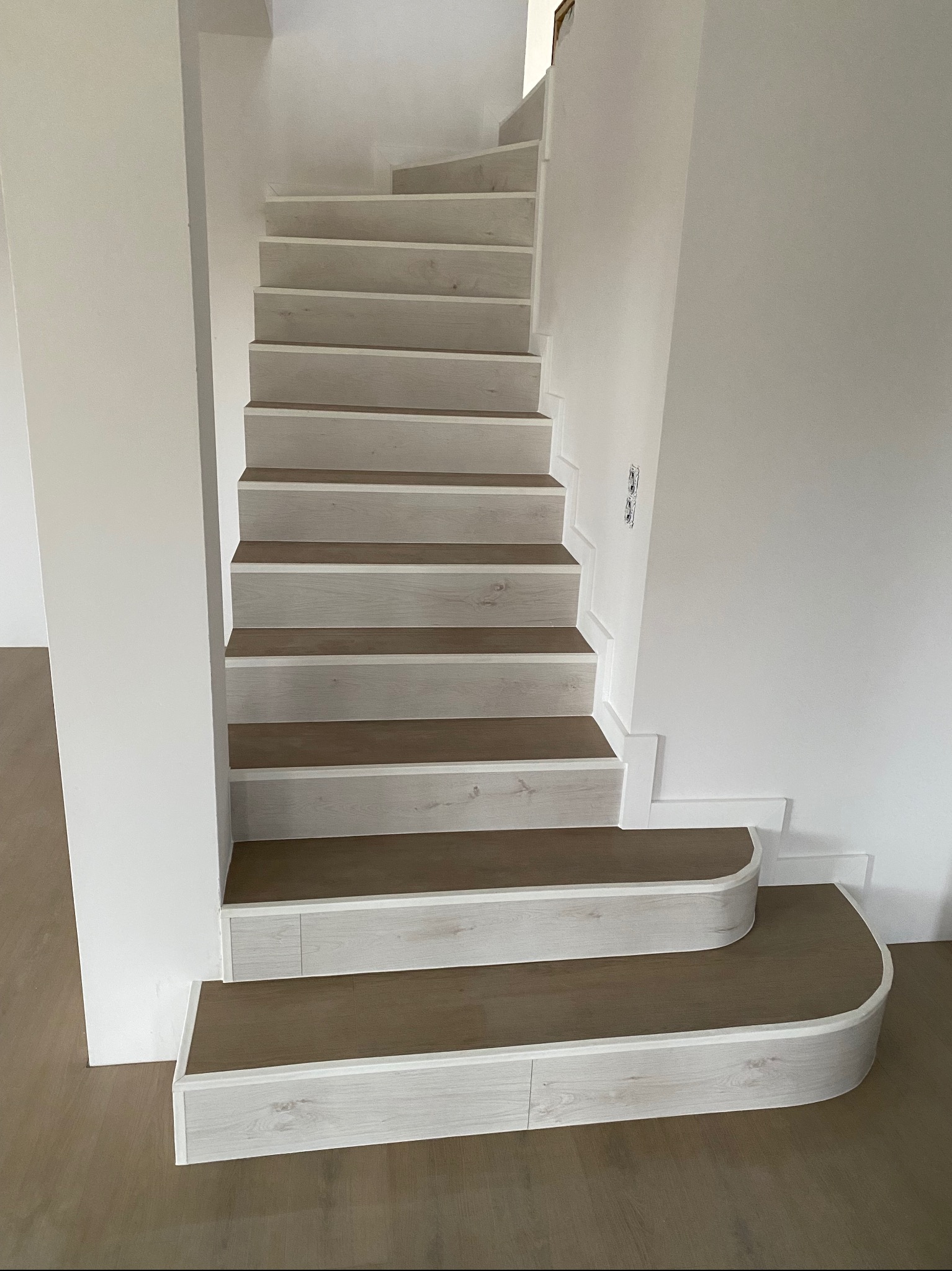 Schody z paneli laminowanych