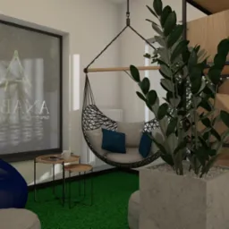 Wnętrze biura z wiszącym fotelem, zieloną sztuczną trawą, roślinami w donicach i regałem z drewnianymi elementami, logo firmy na szklanej ścianie.