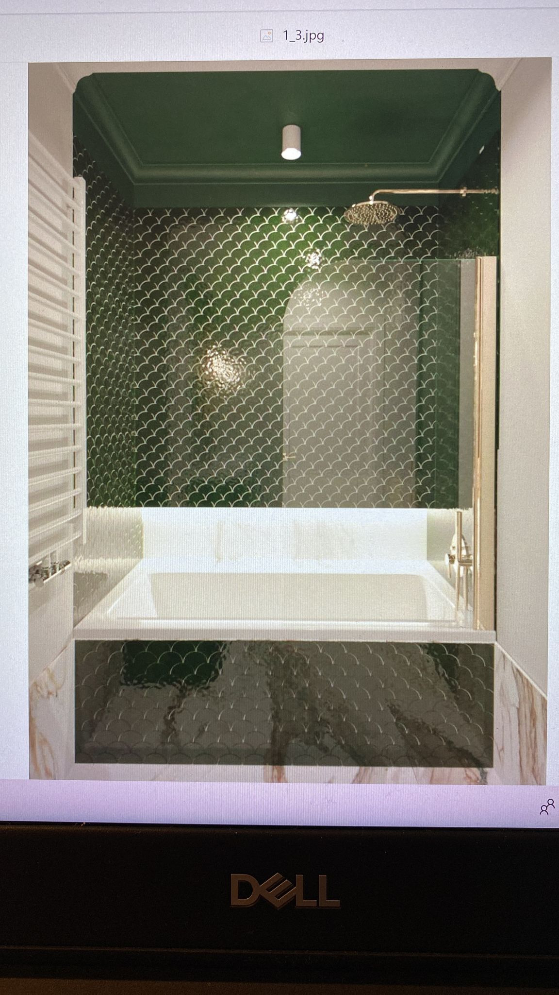 Elegancka łazienka z wanną obudowaną marmurem, ściany wyłożone zieloną mozaiką w kształcie rybiej łuski, złota deszczownica i sufit w odcieniach zieleni.