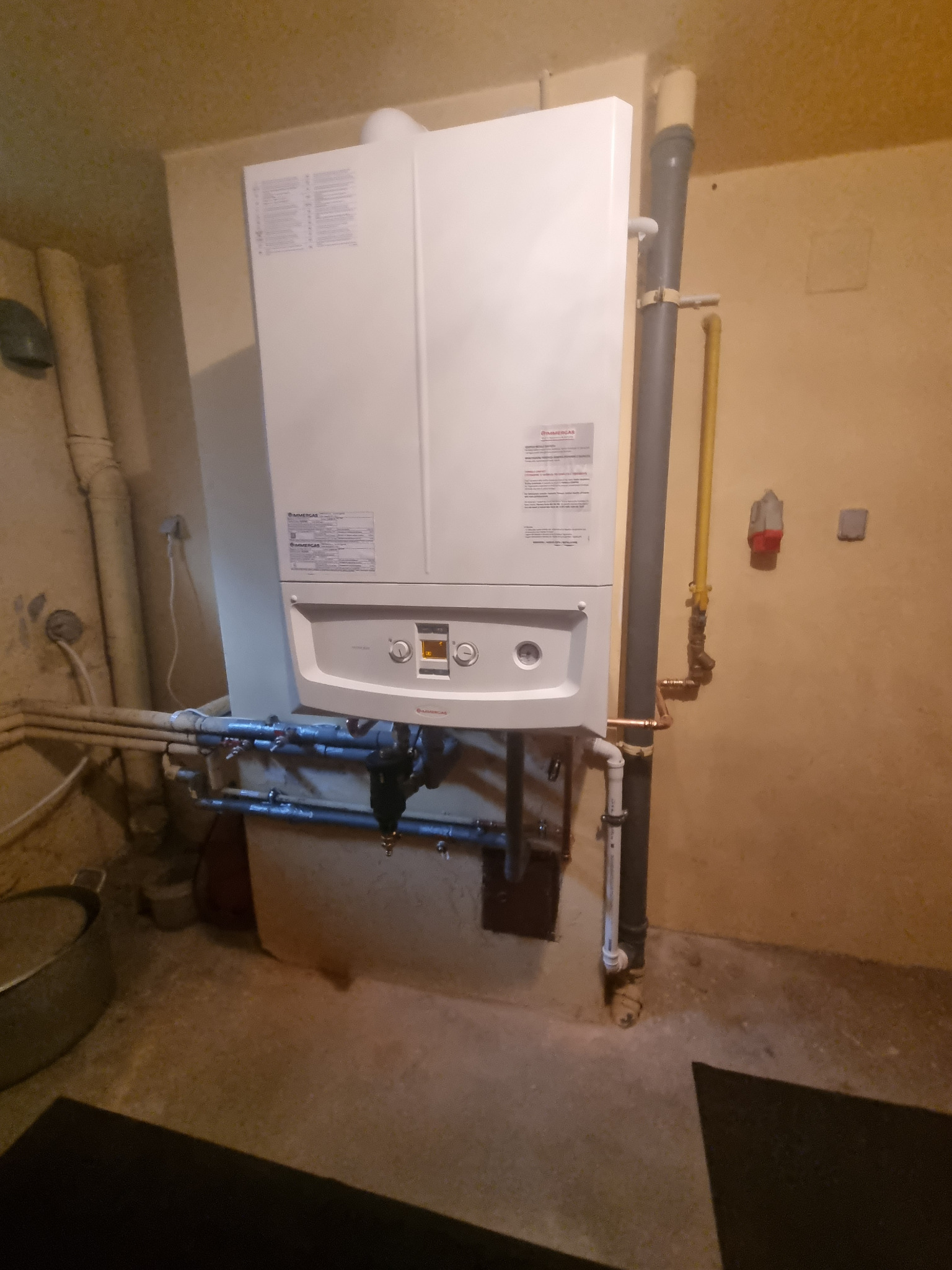 Montaz nowego pieca gazowego w istniejącej kotłowni.