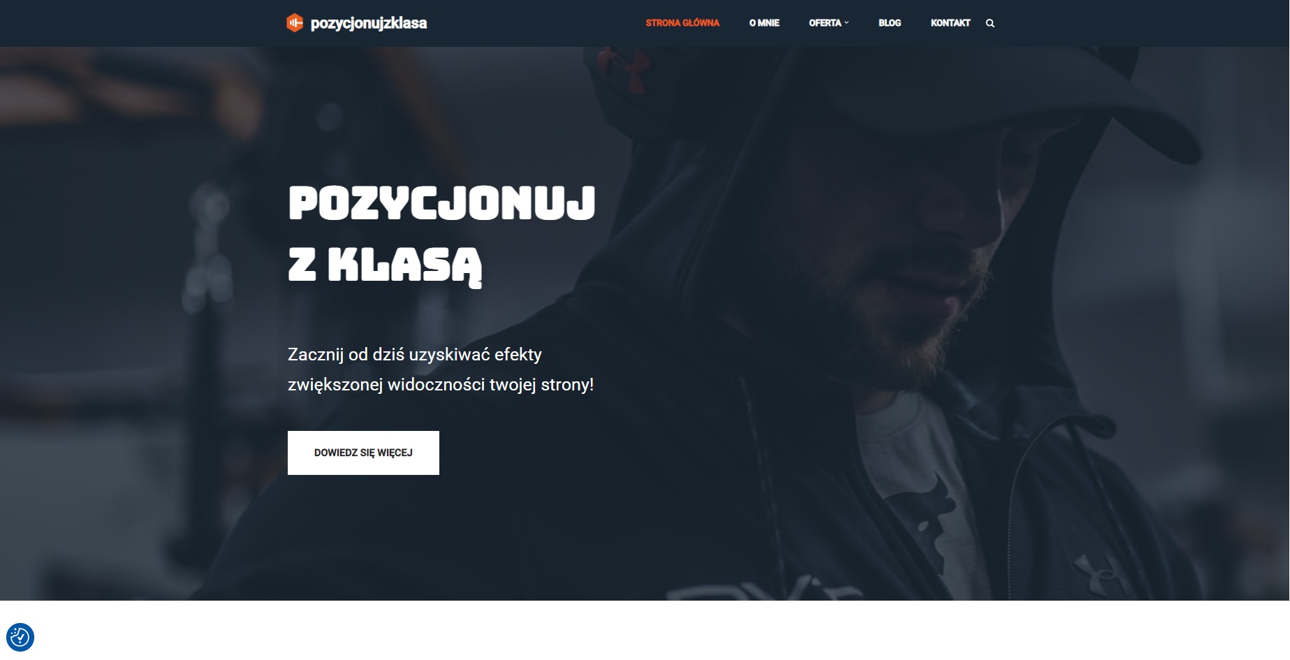 Strona internetowa z hasłem 'Pozycjonuj z klasą' i wezwaniem do działania 'Dowiedz się więcej', w tle sylwetka mężczyzny w kapturze.