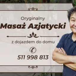 Ogłoszenie: Oryginalny Masaż Azjatycki z dojazdem do domu, numer telefonu. Uśmiechnięty masażysta z założonymi rękami na tle tropikalnego ogrodu z basenem.