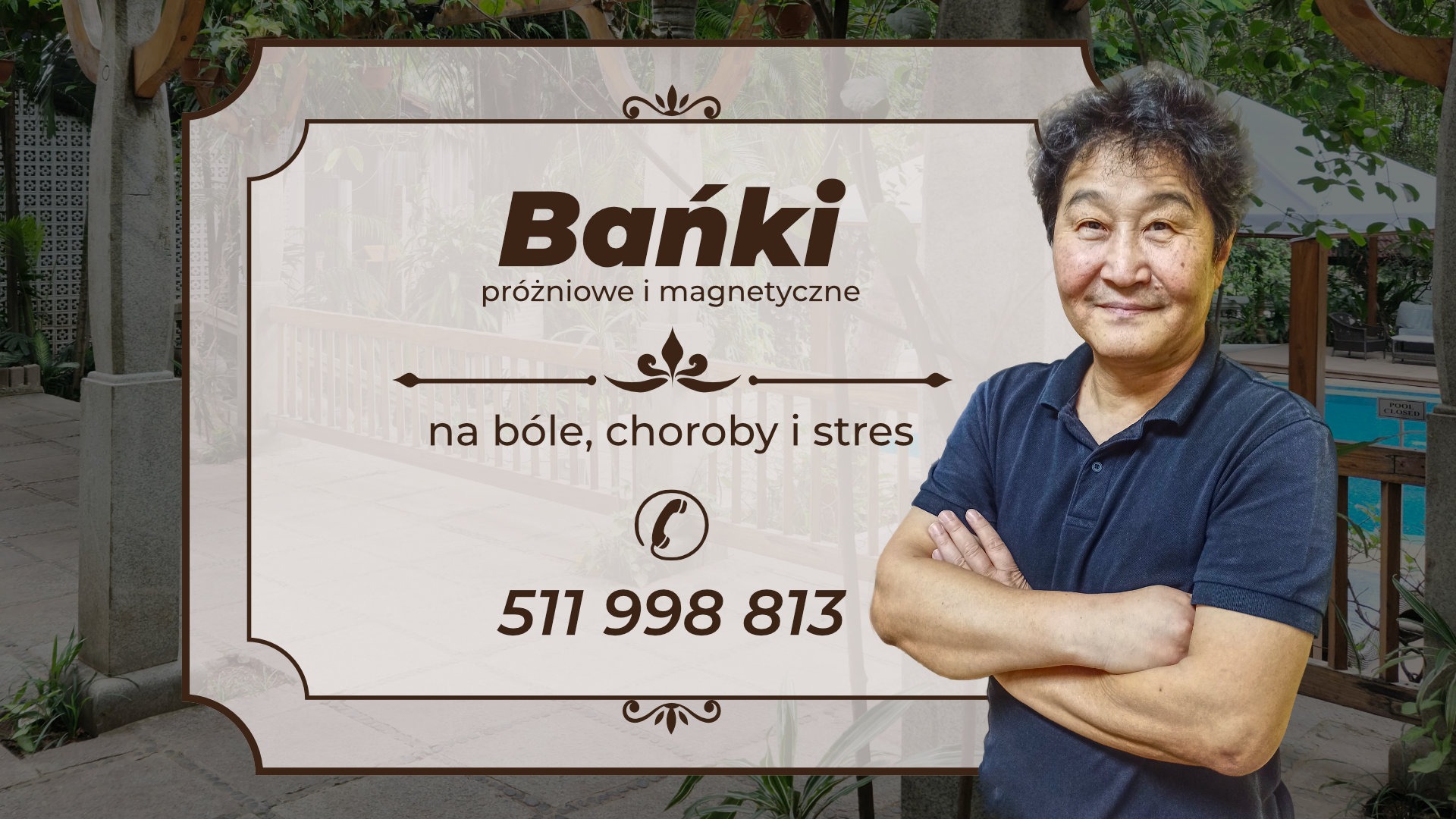 Ogłoszenie o bańkach próżniowych i magnetycznych na bóle, choroby i stres z numerem telefonu, obok uśmiechnięty mężczyzna na tle ogrodu z basenem.