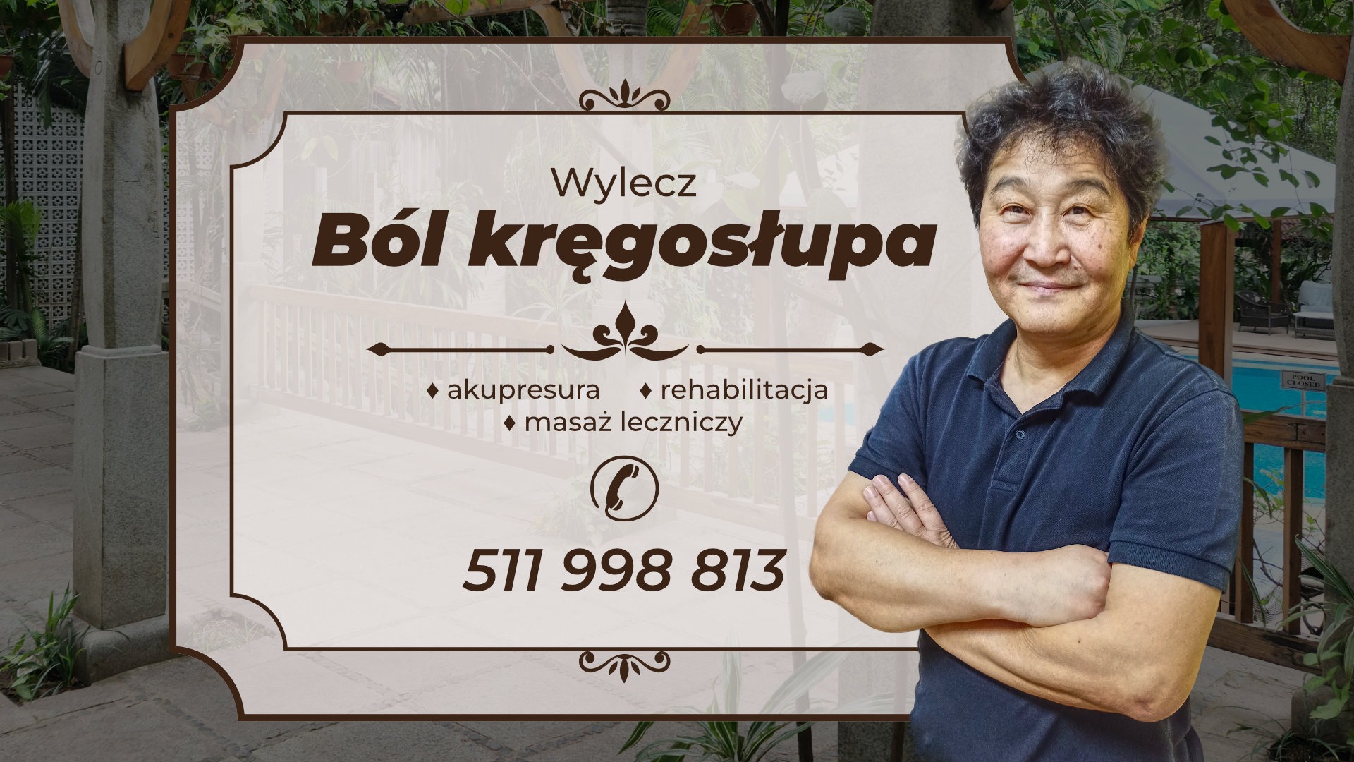 Ogłoszenie z uśmiechniętym mężczyzną oferujące leczenie bólu kręgosłupa, w tym akupresurę i masaż leczniczy, z numerem telefonu na tle ogrodu z basenem.