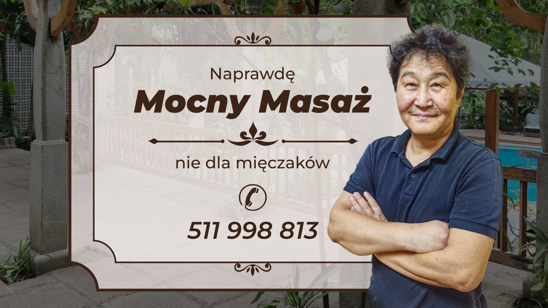 Ogłoszenie: Naprawdę mocny masaż, nie dla mięczaków. Uśmiechnięty mężczyzna z założonymi rękami na tle ogłoszenia z numerem telefonu i otoczenia z basenem.