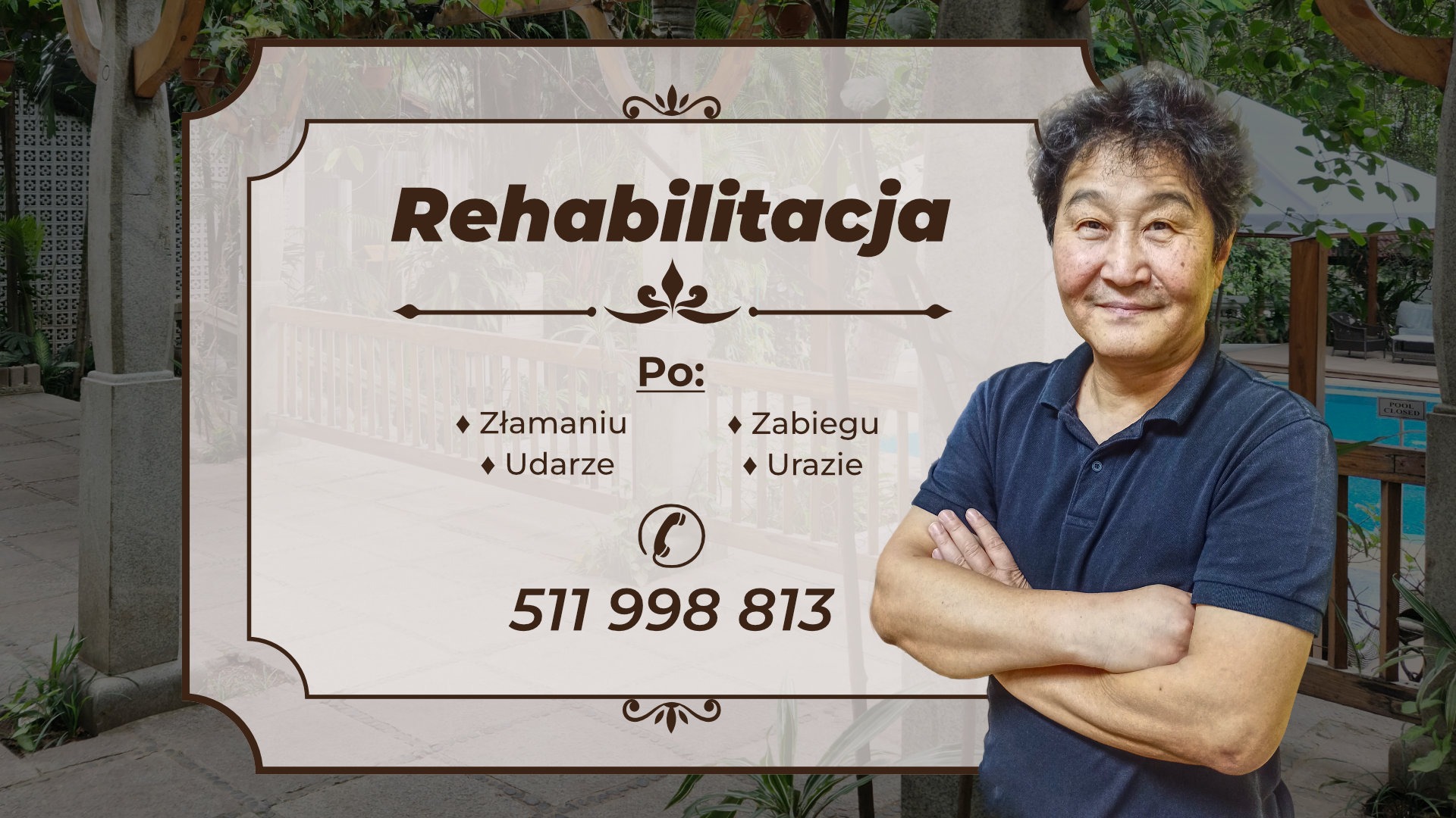 Informacja o rehabilitacji po złamaniach, udarach, zabiegach i urazach, prezentowana obok uśmiechniętego mężczyzny na tle ogrodu z basenem.