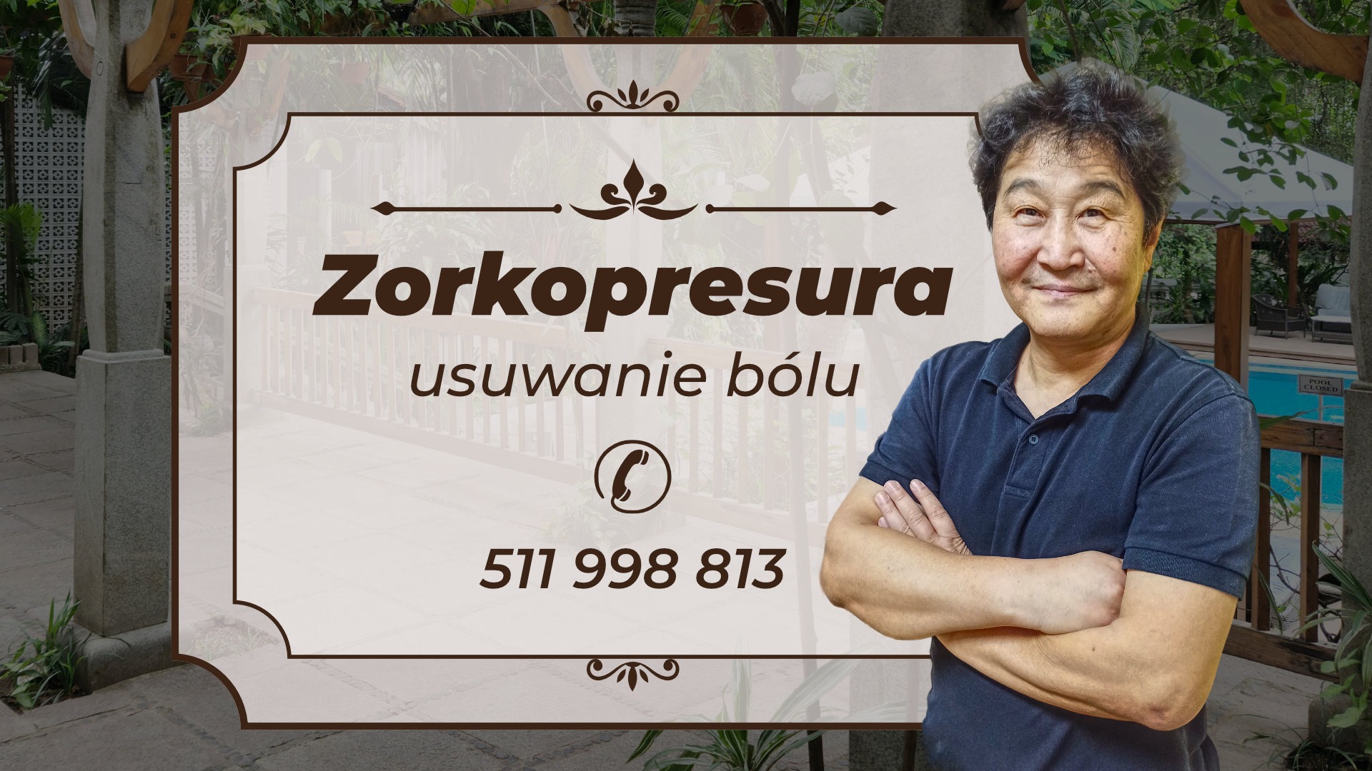 Mężczyzna z uśmiechem na twarzy, na tle grafiki z napisem 'Zorkopresura usuwanie bólu' i numerem telefonu, obok basenu w ogrodzie.