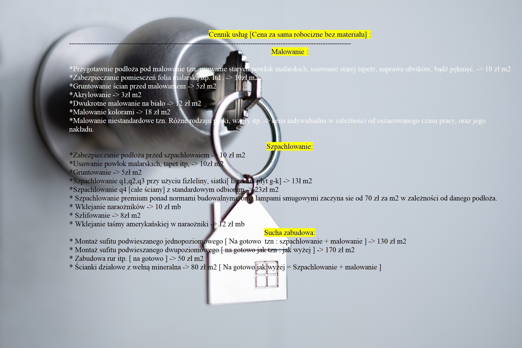 Cennik usług remontowych z wyszczególnionymi cenami za malowanie, szpachlowanie i suchą zabudowę, zawieszony na kluczu do mieszkania, z bliska.
