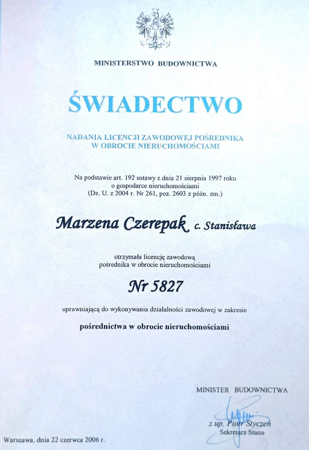 Skan świadectwa nadania licencji zawodowej pośrednika w obrocie nieruchomościami dla Marzeny Czerepak, wydanego w Warszawie 22 czerwca 2006 roku przez Ministra Budownictwa.