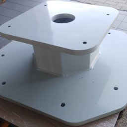 Ekoauto - Biała, pomalowana proszkowo, stalowa podstawa konstrukcyjna z otworem centralnym i otworami montażowymi, widoczne spawy.