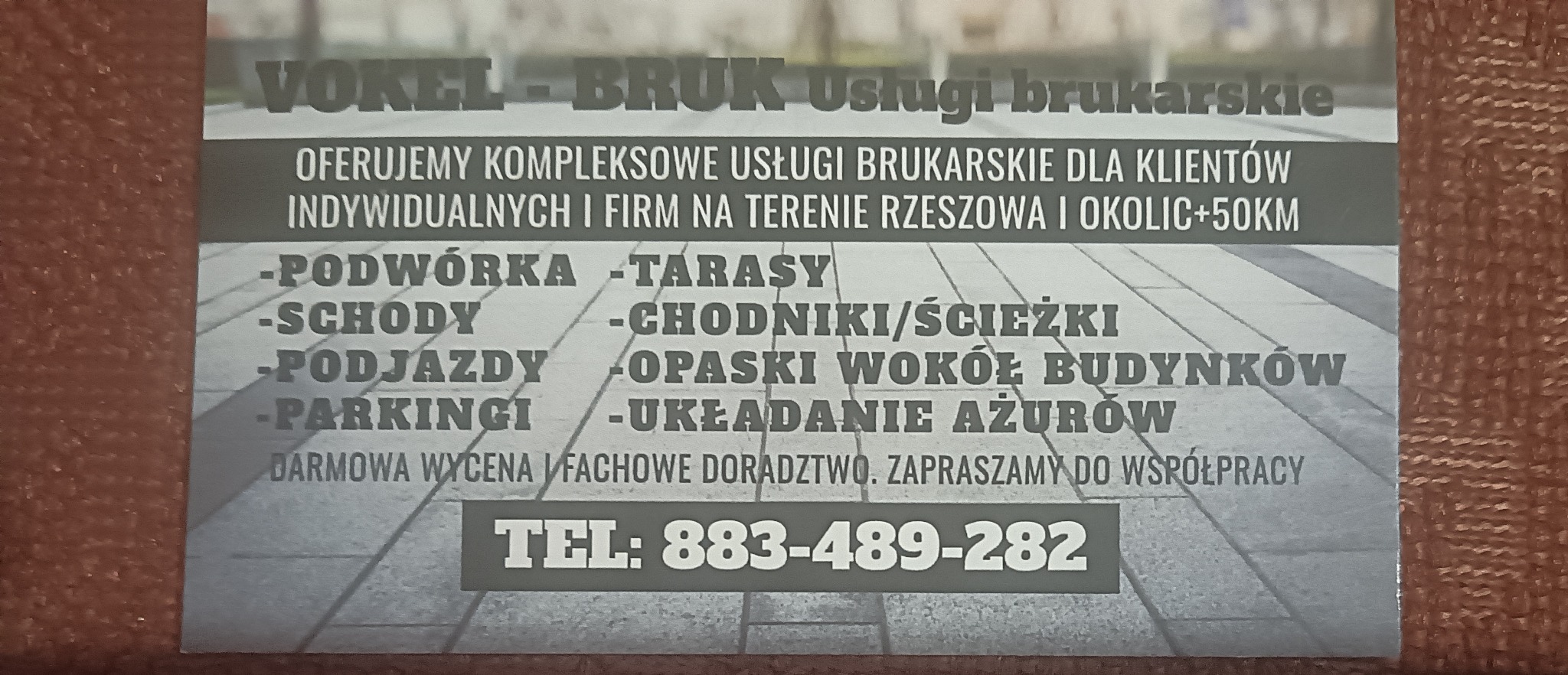 Wizytówka firmy VOKEL-BRUK oferującej usługi brukarskie, z wyszczególnionymi realizacjami: podwórka, tarasy, schody, chodniki, podjazdy, parkingi, opaski wokół budynków i układanie ażurów. Darmowa...