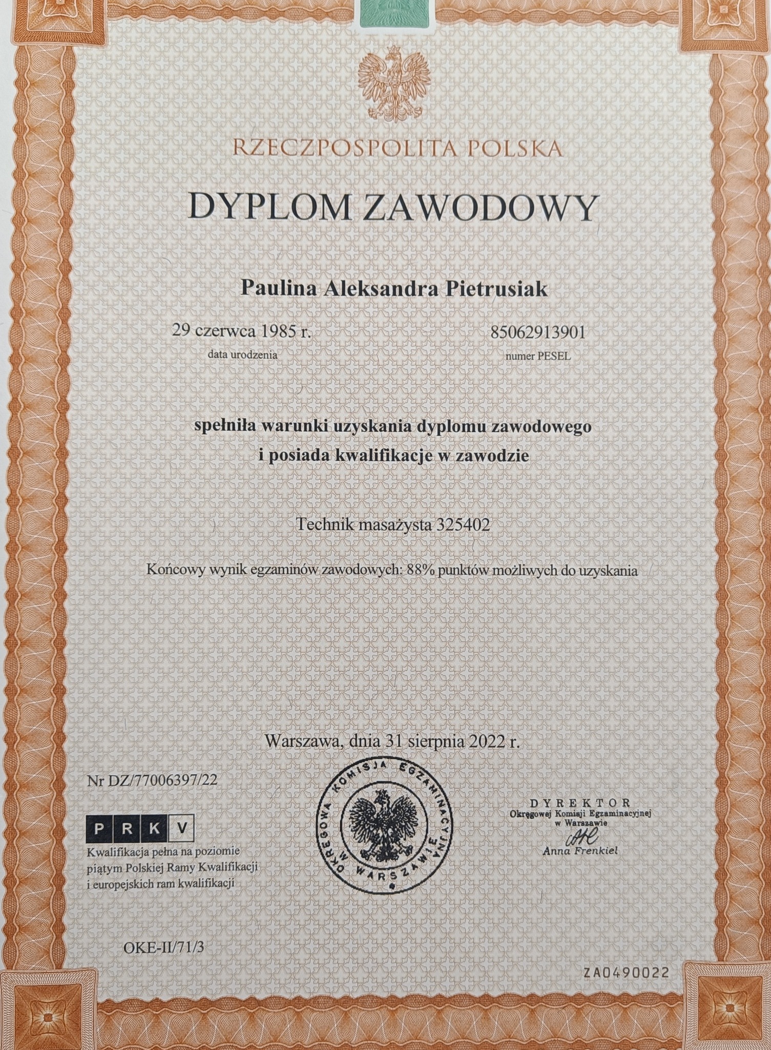 Skan dyplomu zawodowego technika masażysty Pauliny Aleksandry Pietrusiak z datą wydania 31 sierpnia 2022 roku, z wynikiem egzaminów zawodowych 88%.