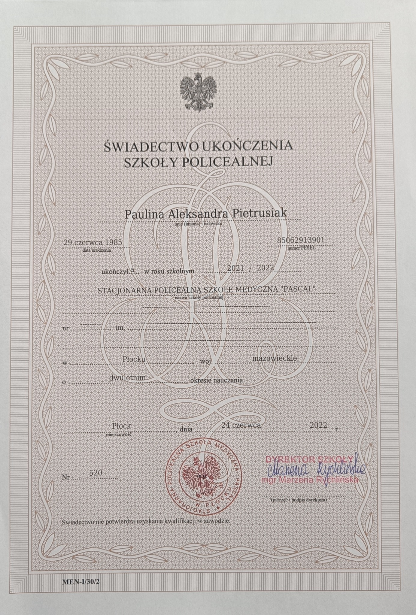 Skan świadectwa ukończenia stacjonarnej policealnej szkoły medycznej 'Pascal' z Płocka, wydanego Paulinie Aleksandrze Pietrusiak, z datą 24 czerwca 2022.