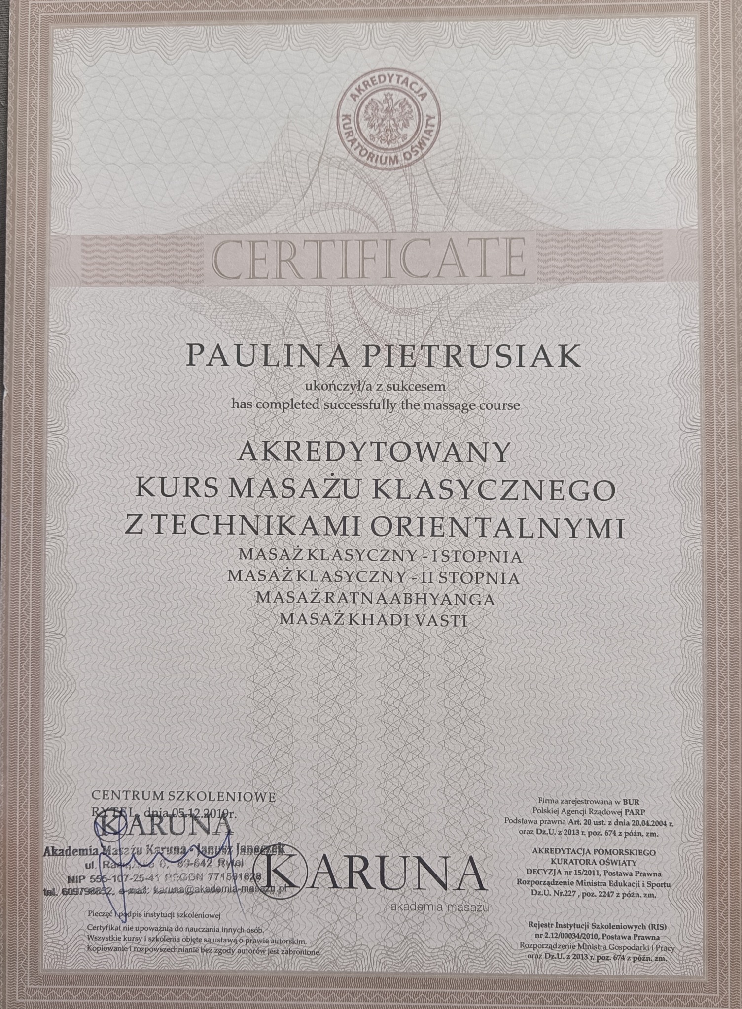 Certyfikat ukończenia akredytowanego kursu masażu klasycznego z technikami orientalnymi przez Paulinę Pietrusiak, wydany przez Centrum Szkoleniowe Karuna w Rytlu, z pieczęcią i podpisem.