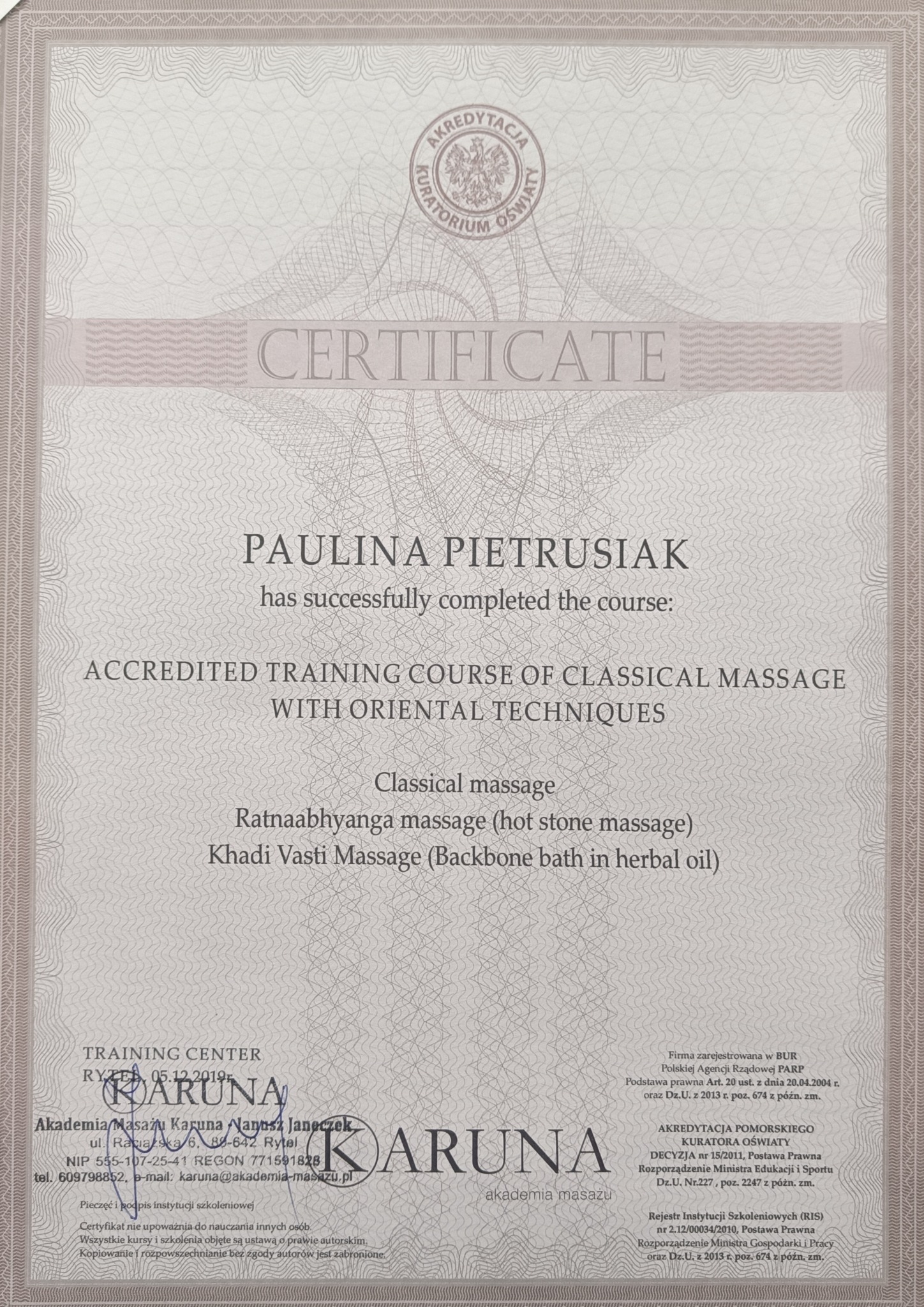 Certyfikat ukończenia akredytowanego kursu masażu klasycznego z technikami orientalnymi, wystawiony przez Akademię Masażu Karuna dla Pauliny Pietrusiak, z wyszczególnionymi rodzajami masażu...